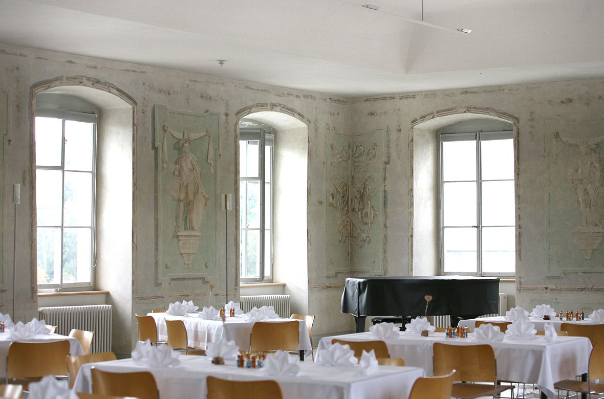 Stiftung Fintan - Gastro Fintan -  gedeckte Tische mit Klavier