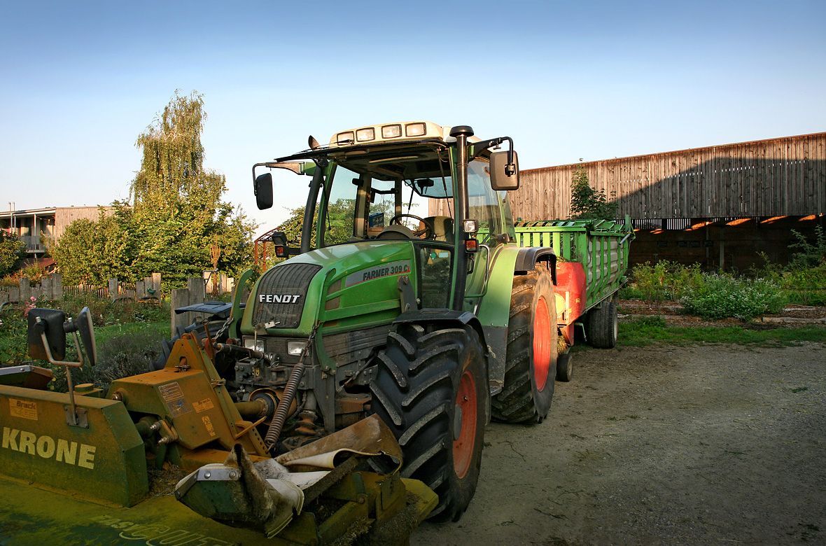 Stiftung Fintan - Gut Rheinau -  Traktor 