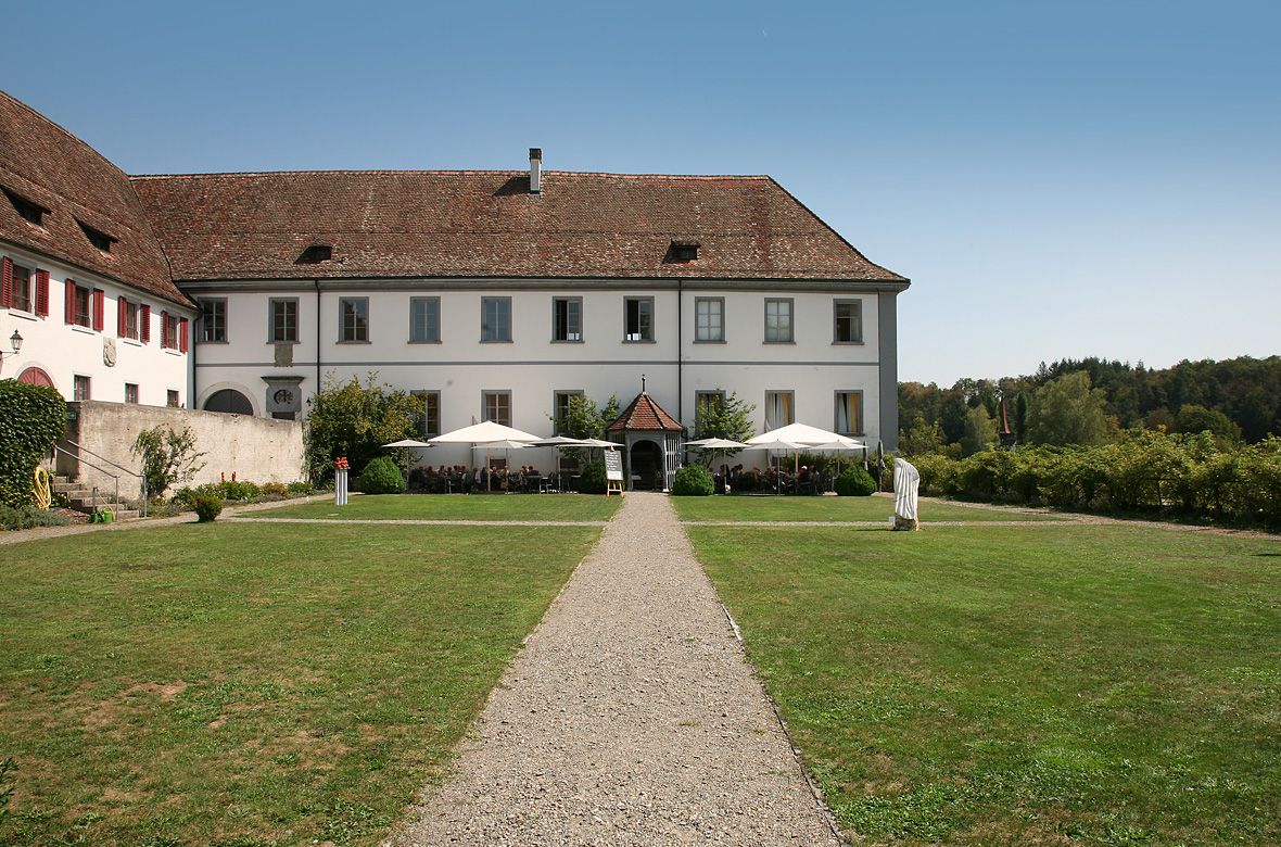 Stiftung Fintan - Gastro Fintan - Haus mit Wiese