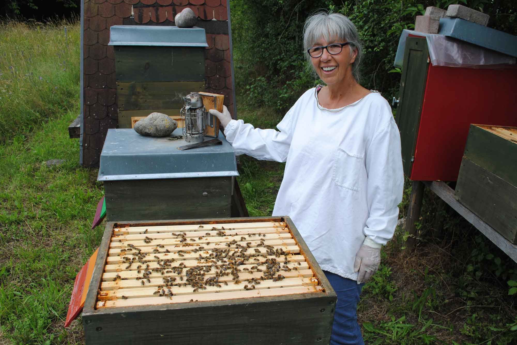 Stiftung Fintan - Imkerei Wabengold -  Frau und Bienenwaben 
