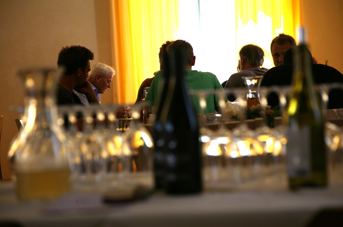 Stiftung Fintan - Gastro Fintan - Wein, Weingläser und Menschen im Hintergrund