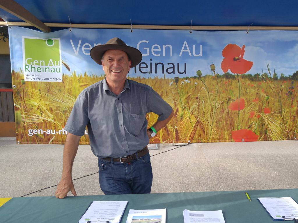 Stiftung Fintan - Verein Gen Au Rheinau - Verkaufsstand und Mann
