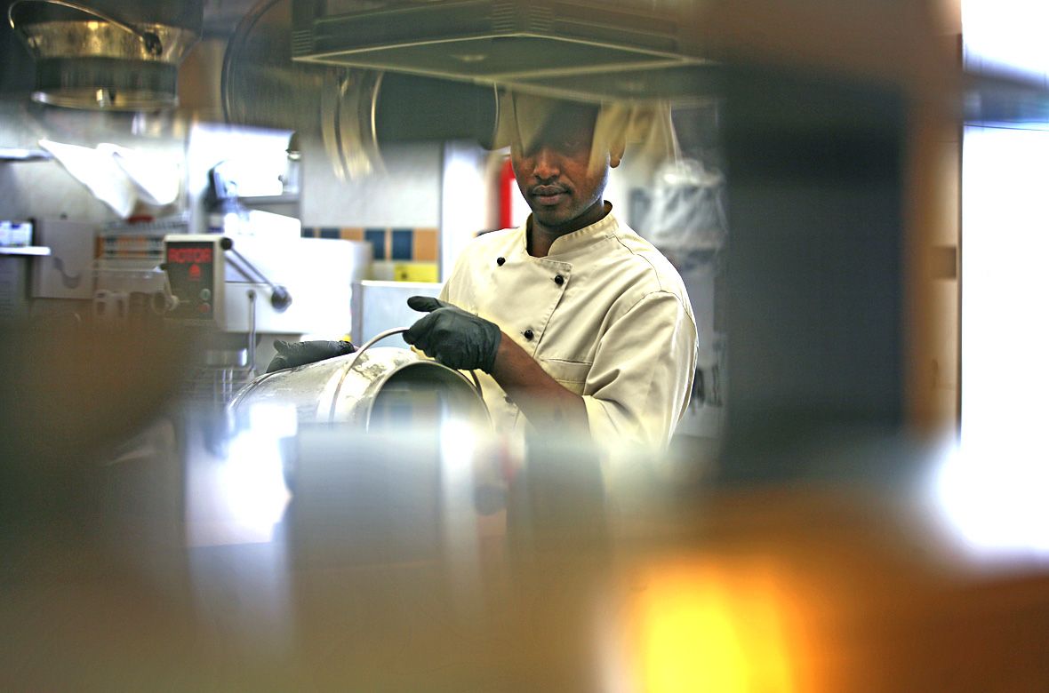 Stiftung Fintan - Gastro Fintan -  Koch am Arbeiten
